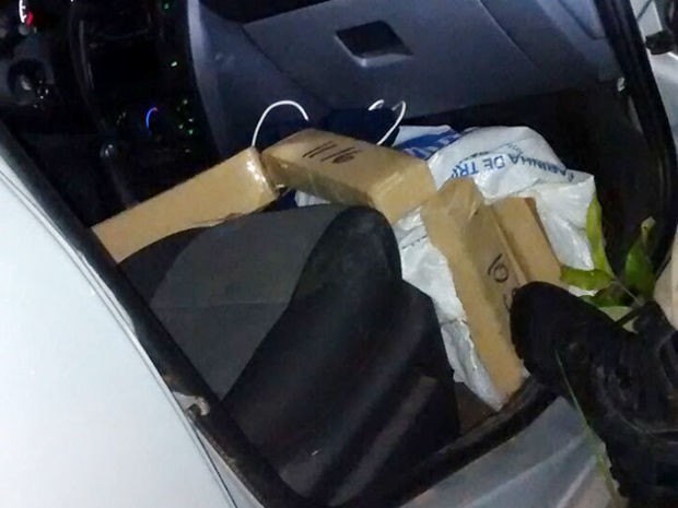 A droga e o veículo foram encaminhados para a Polícia Civil de Cáceres (Foto: Assessoria/PRF-MT) A droga e o veículo foram encaminhados para a Polícia Civil de Cáceres (Foto: Assessoria/PRF-MT)