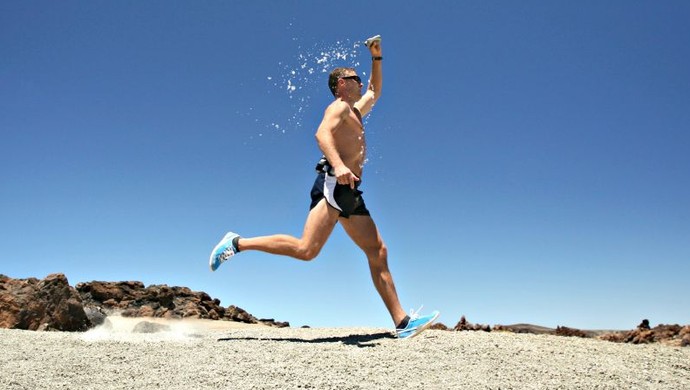Homem correndo no deserto euatleta (Foto: Getty Images)