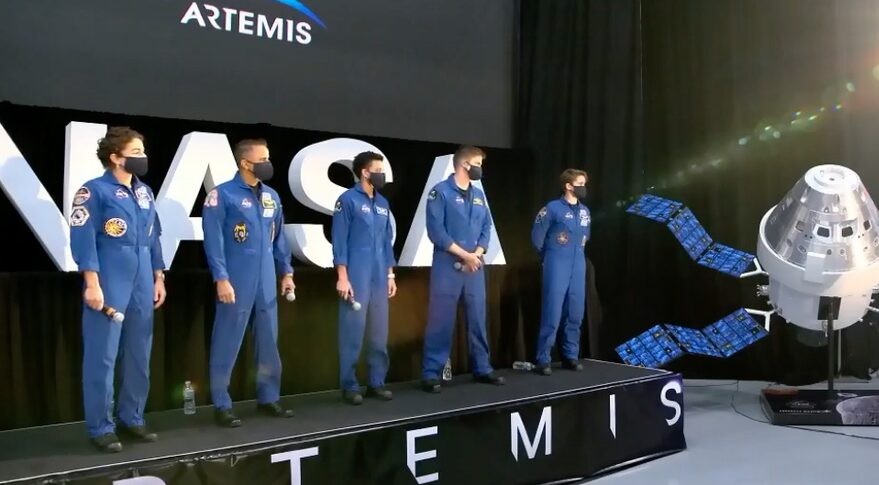 Conheça os 18 astronautas que integram a missão Artemis, da Nasa. Acima, da esquerda para a direita: Jessica Meir, Joseph Acaba, Jessica Watkins, Matthew Dominick e Anne McClain durante o evento da Nasa que anunciou a equipe do programa (Foto: Reprodução NASA TV)