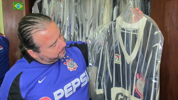 Torcedor do Corinthians Marcelo Garber exibe camisa de Ataliba (Foto: Daniel Romeu / globoesporte.com)