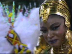Atriz Cris Vianna se emociona antes de desfilar na Imperatriz (Foto: Reprodução/TV Globo)