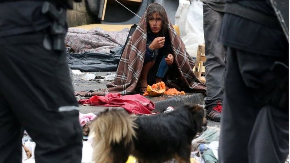 Usuário de droga perto de policiais durante ação de combate ao tráfico que dispersou usuários na cracolândia, no centro de São Paulo  (Foto: Paulo Whitaker/Reuters)