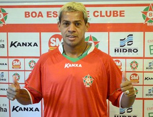 Marcelinho Paraíba se apresentou ao Boa Esporte nesta sexta-feira (19) (Foto: Tiago Campos / Globoesporte.com)