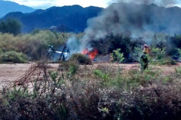Um dos helicópteros envolvidos no acidente na província de La Rioja, na Argentina (Foto: Reprodução/Twitter/LaRiojaGabriel)