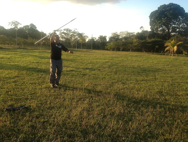 Arivaldo Soares treinando lançamento de dardo (Foto: Larissa Vieira/GLOBOESPORTE.COM)