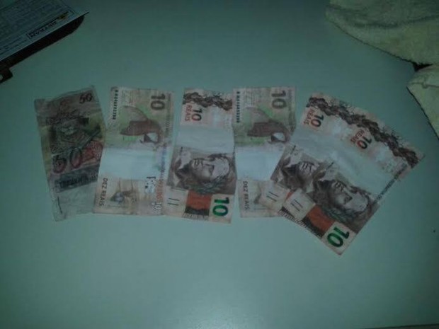 As notas estavam distribuidas no valor de R$ 50,00 e cinco no valor de R$ 10,00 (Foto: Divulgação/Polícia Militar-TO)