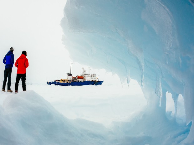 Imagem feita pelo passageiro Andrew Peacock mostra o navio MV Akademik Shokalskiy está preso na Antártida Oriental, enquanto aguarda para ser resgatado.  (Foto: Andrew Peacock/www.footloosefotography.com/AFP)