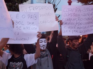 Protesto reúne estudantes em Pindamonhangaba. (Foto: Suellen Fernandes/G1)