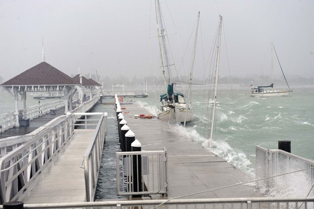 Barcos se agitam no píer de Bradenton Beach, Flórida, nesta segunda (25) após tempestade ligada à Debby (Foto: Reuters)
