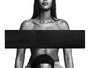 Naomi Campbell posa de topless em campanha de jeans