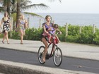 Grazi Massafera anda de bicicleta com a filha na orla