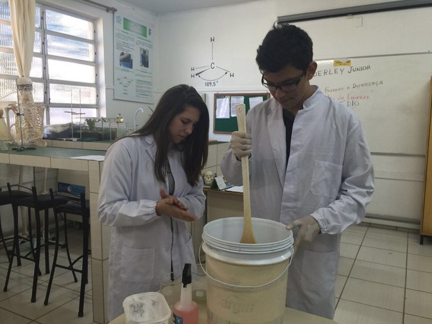 Em laboratório, estudantes produziram produtos de limpeza (Foto: Mayara Vieira/ RBS TV)