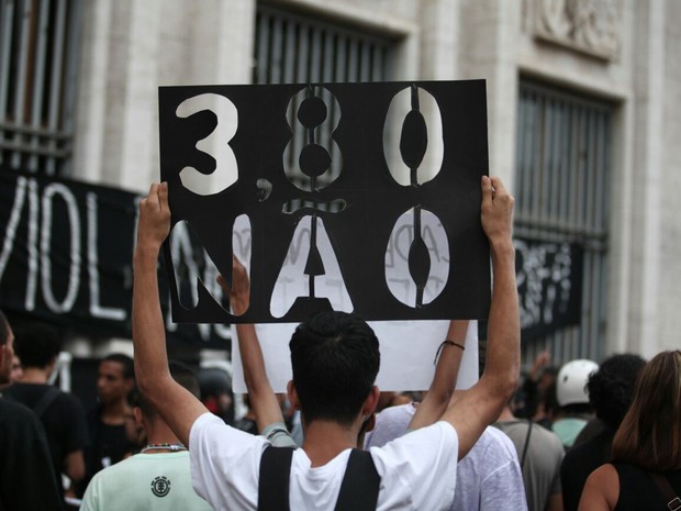 Manifestantes durante reunião em frente à Prefeitura de SP (Foto: Fabio Tito/G1)