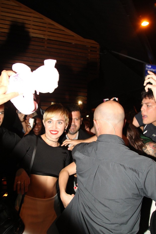 Miley Cirus atende fãs no Rio (Foto: Marcello Sá Barretto / André Freitas / Gabriel Reis / Delson Silva/ AgNews)