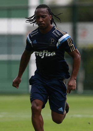 Às vésperas da estreia, Arouca é exaltado pelos colegas: 'Joga demais'