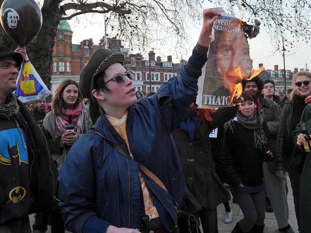 Britânicos comemoram nas ruas morte de Margaret Thatcher. Houve celebrações da morte da ex-premiê em Londres e na Escócia. (Foto: Carl Court/AFP)