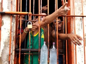 Detentos do Complexo Penitenciário de Pedrinhas, em São Luís, no Maranhão falam com uma comitiva de senadores da Comissão de Direitos Humanos nesta segunda-feira (13). (Foto: Márcio Fernandes/Estadão Conteúdo)