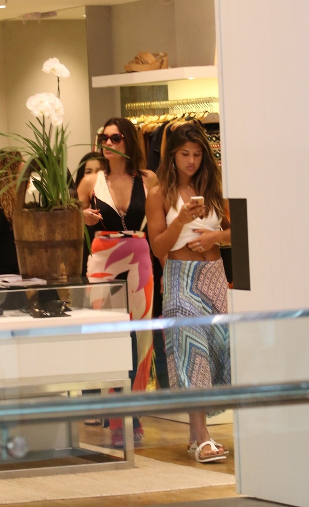 Flávia Alessandra com as filhas, Giulia Costa e Olívia, em shopping no Rio (Foto: AgNews)