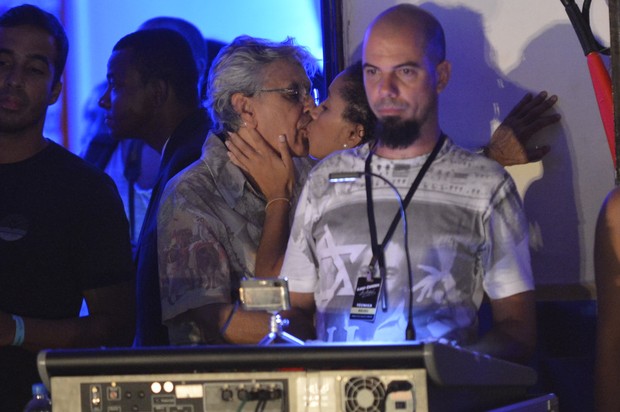 Caetano Veloso beija muito em show em Salvador (Foto: Fábio Martins e Andre Muzzel/Ag News)