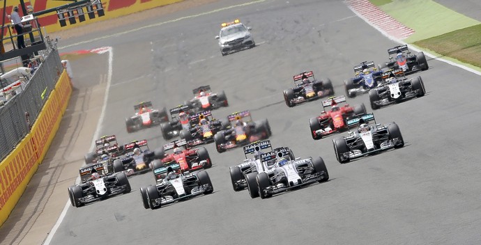Felipe Massa faz bela largada e assume liderança do GP da Inglaterra (Foto: Reuters)
