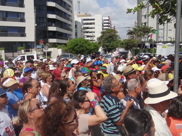 Munguzá do pinto atrai multidão à orla de Ponta Verde. (Foto: Michelle Farias/G1)