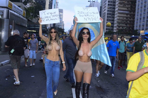 Jennifer Pamplona e Nina Moura protestam com topless na Av. Paulista, em SP, neste domingo, 12 (Foto: Leo Franco / AgNews)