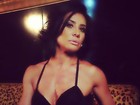 Scheila Carvalho posa de lingerie com decotão em ensaio