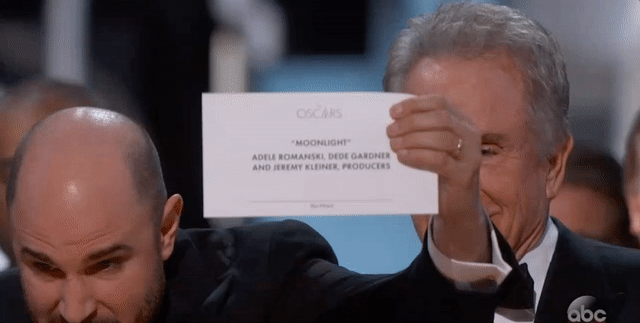 Resultado de imagem para gifs gafe na entrega do Oscar