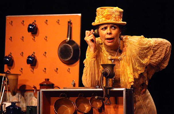 Suzana Nascimento interpreta a espirituosa Dona Zaninha em "Calango Deu!" (Foto: Lara Cosan)