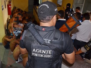 Detentos do Roger foram levados para a Central de Polícia após tentativa de homicídios a agentes penitenciários (Foto: Walter Paparazzo/G1)