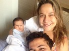 Fernanda Gentil posa com o filho e o marido: 'Biel acordou gritando'