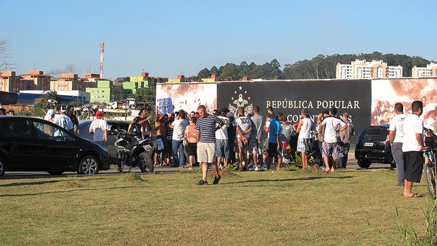 Torcida do Corinthians em frente ao CT Joaquim Grava (Foto: Carlos Augusto Ferrari / Globoesporte.com)