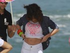 Vanessa Giácomo mostra barriga sequinha em ensaio na praia