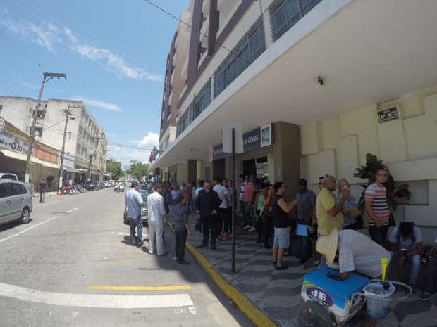 Candidatos enfrentam fila e calor por vaga de emprego em Cruzeiro, SP (Foto: Luiz Henrique/ Mix Vale)