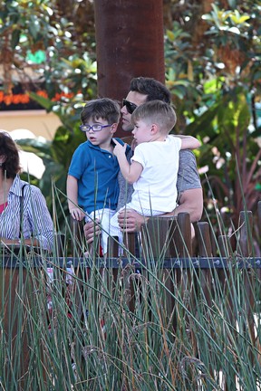 Ricky Martin com os filhos gêmeos Matteo e Valentino em zoológico em Sydney, na Austrália (Foto: Splash News/ Agência)