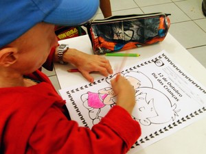Nathan desenvolveu a coordenação motora, aprendeu a ler e escrever na escola (Foto: Ricardo Araújo/G1)
