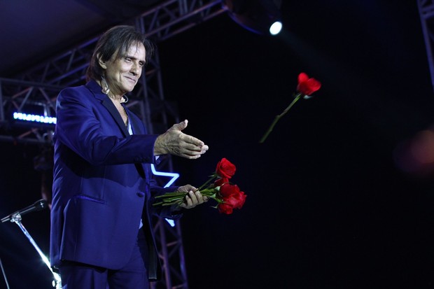 Roberto Carlos entrega rosas vermelhas ao fim do show (Foto: RAPHAEL MESQUITA / FOTO RIO NEWS)