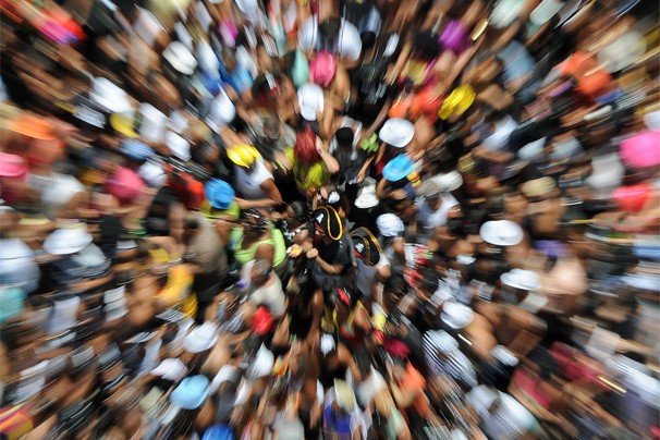 O Cordão do Bola Preta, bloco que reúne multidão de foliões no Carnaval, faz ensaio no Quiosque da Globo, no Rio (Foto: AFP PHOTO/VANDERLEI ALMEIDA)
