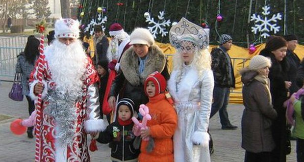 Personagens como Papai Noel e Snegurochka não aparecem mais na TV uzbeque (Foto: BBC)