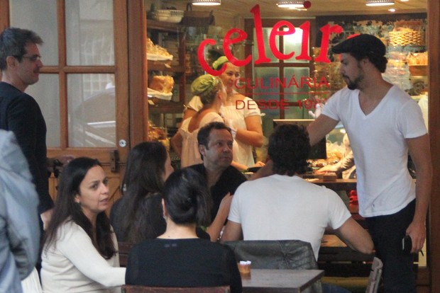 Cauã Reymond em restaurante no Leblon (Foto: Rodrigo dos Anjos / AgNews)