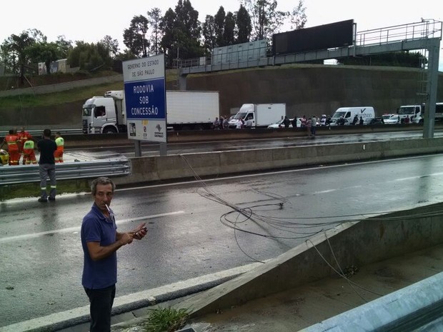 Fios energizados "travaram" as pistas da Raposo Tavares em Sorocaba (Foto: Gualberto Vita/G1)