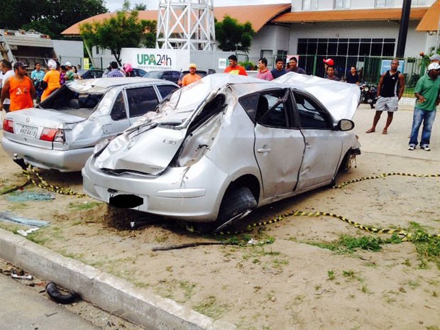 Condutor do veículo que provocou o acidente morreu no local (Foto: Kety Marinho / TV Globo)