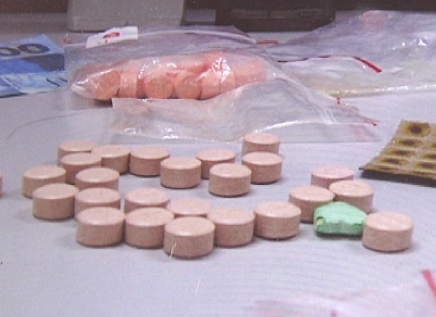 Comprimidos de ecstasy e cartelas de LSD foram apreendidos (Foto: Reprodução / TV Tem)