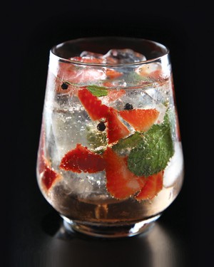 drink-morango-pimenta-gin-tônica (Foto: Divulgação)