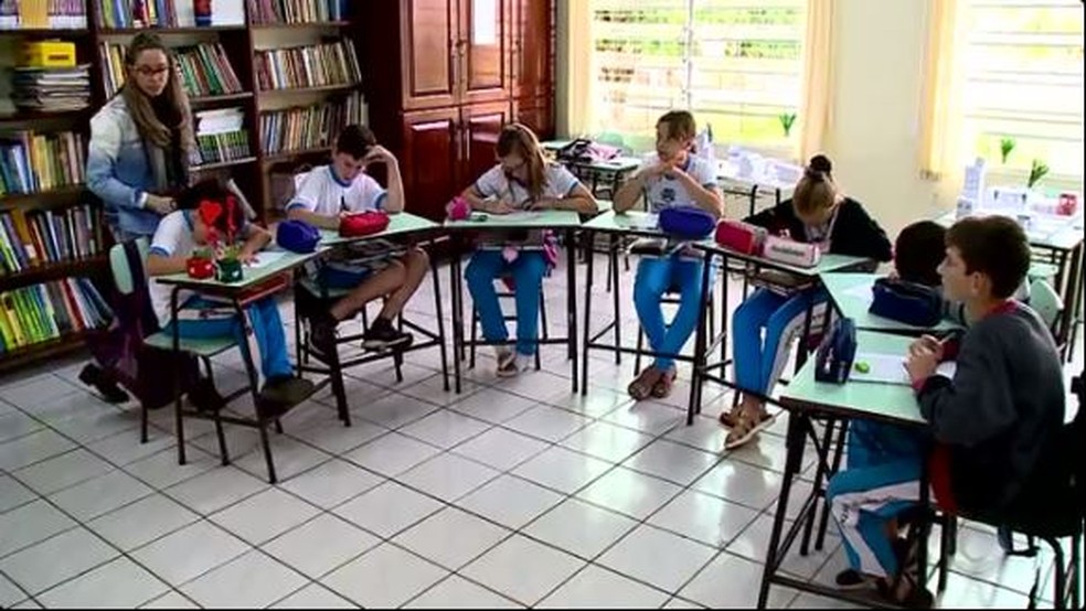 Alunos aprendem na sala de aula o valor da reciclagem (Foto: Reprodução RBS TV)