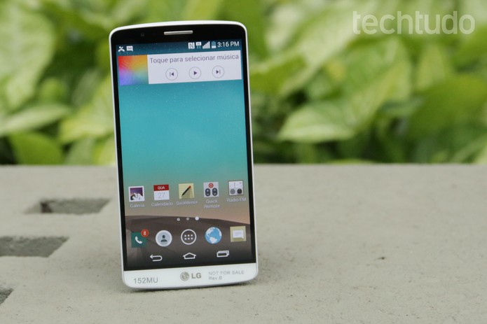 O LG G3 conta com Android 4.4.2 (KitKat), Bluetooth, NFC, 3G e 4G (Foto: Lucas Mendes/TechTudo)