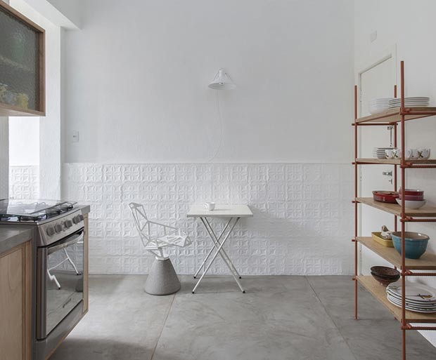 cozinha-mesa-cadeira-armario-branco-neutro (Foto: Djan Chu/Divulgação)