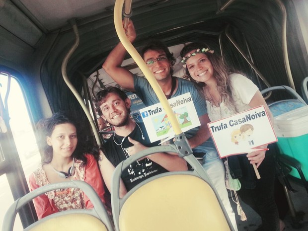 Casal bem-humorado vende trufas em ônibus para se casar em Uberlândia (Foto: Arquivo Pessoal/Telmo Ribeiro)