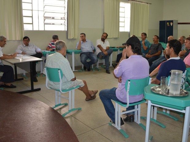Durante a reunião o representante do Governo afirmou que, a partir do dia 19 de abri, será retomado o vôo para Cuiabá em um avião maior. (Foto: Magda Oliveira/G1)