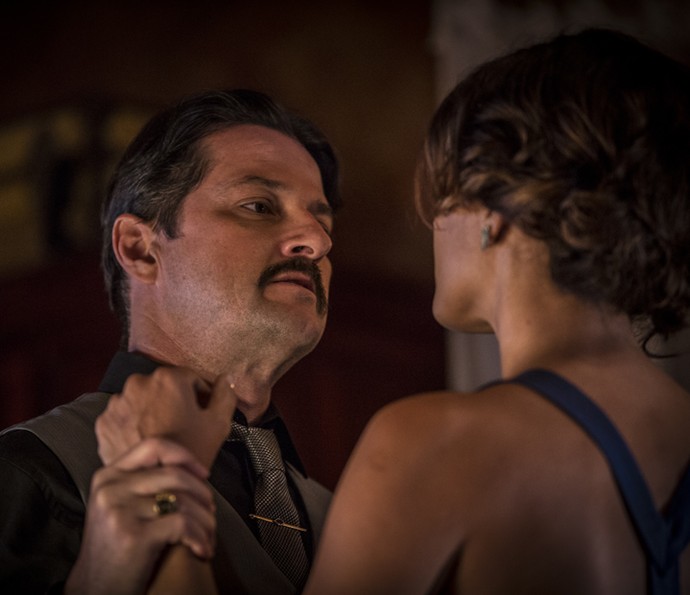 Carlos ameaça a esposa (Foto: Inácio Moraes/Gshow)